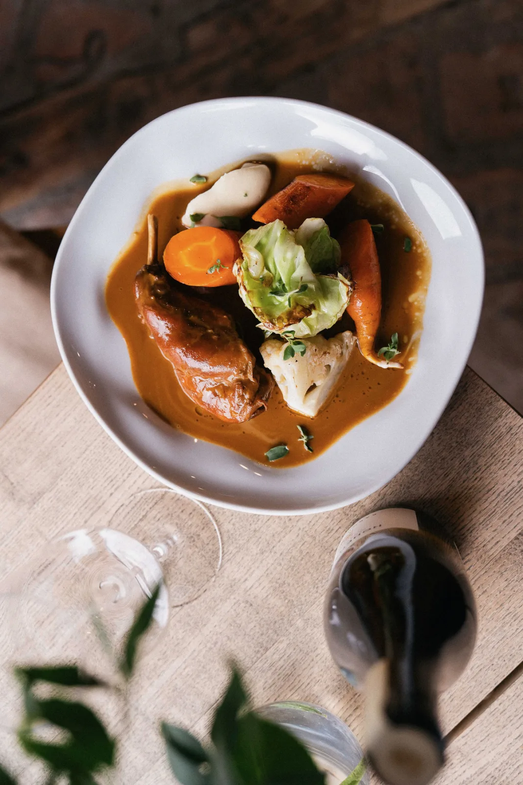 Rabbit with vegetables and wine